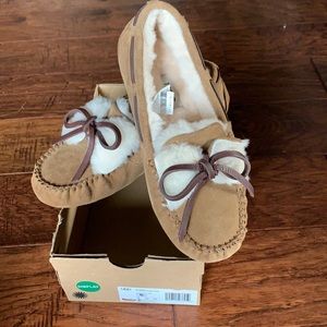 NIB UGG DAKOTA DOUBLE BOW SHOES